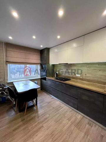 Слави бул., 18, Соборний, Дніпро, Дніпропетровська 72000 USD
