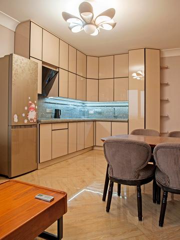 Дніпровська набережна вул., 14