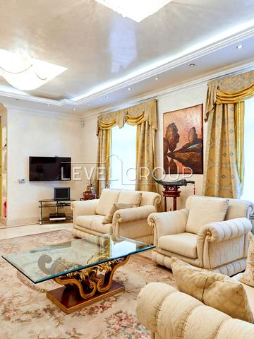 Пилипа Орлика вул., 6