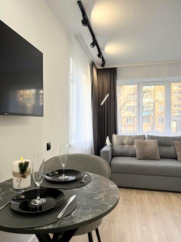 Ігоря Юхновського вул., 8