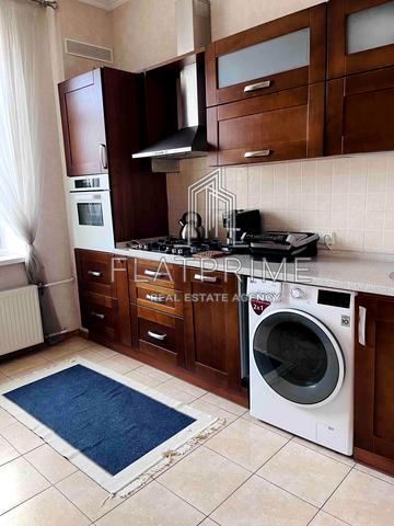 Будівельників вул., 30