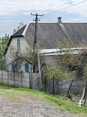 Продаю цегляну дачу з гаражем, садом і літньою кухнею