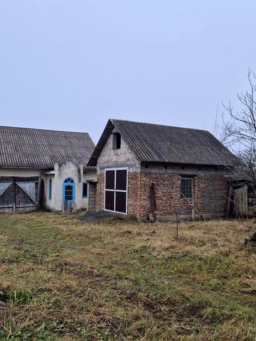 Будинок в центрі  села  Поляна Дністровський район Чернівецька обл.