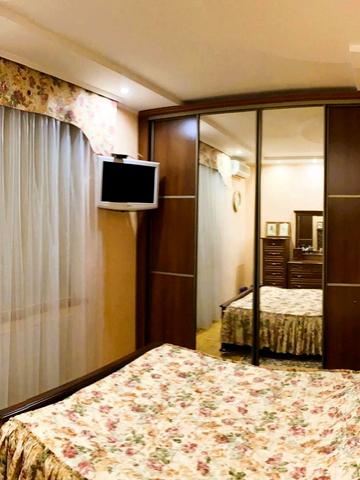 Пилипа Орлика вул. (Паризької Комуни), 1