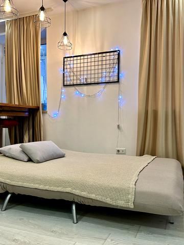 Академіка Лебедєва вул., 1/8