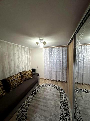 Пропростора велика квартира  з гаражем та підвалом