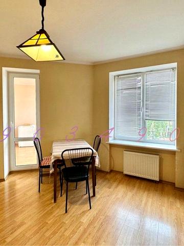 Простора двокімнатна квартира в новобудові поруч із парком «перемога».