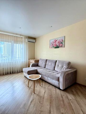 Юнацька вул., 17