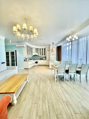 Аренда трехкомнатной квартиры на Французском бульваре.