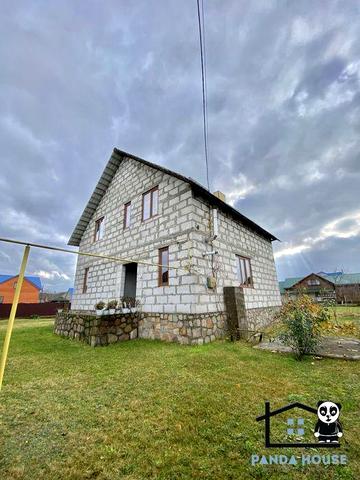 Продається затишний будинок, неподалік від центру міста.