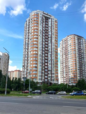 Анни Ахматової вул., 32/18