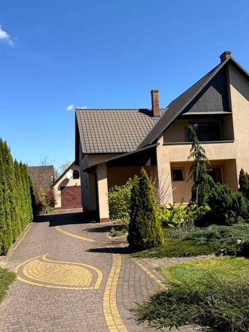 Двох поверховий сучасний будинок в затишному місці