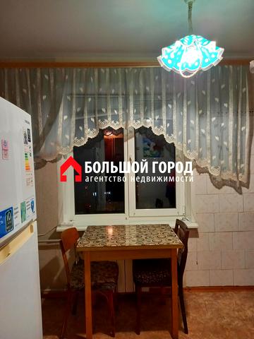 Героїв Крут вул. (12 Квітня), 2