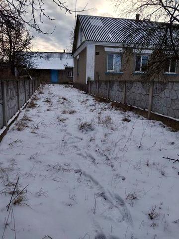 Продам  приватний будинок з ділянкою.