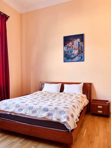 Просторная раздельная двухкомнатная квартира возле улицы Крещатик