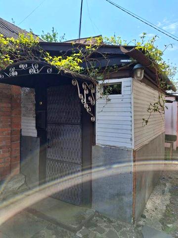 Частина будинку з ділянкою