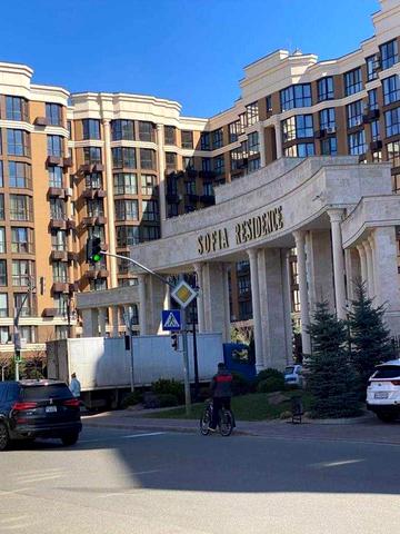 Яблунева вул., 15