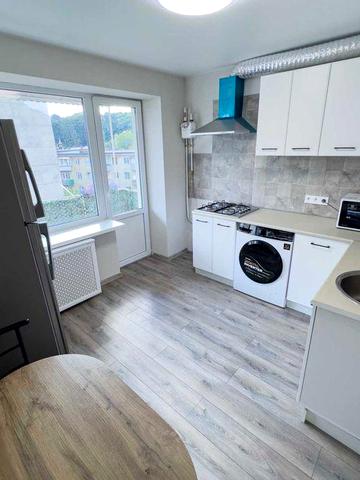 Продаж 1 кім квартири (43 м.кв.) по вул. Р. Братуня (велика лоджія).