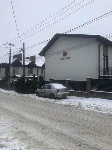 Без комісіі!продаж 1 кім квартири від власниказ дворіком і паркоміісце