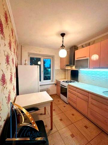 Продам 2х ком. кв-ру в центре, ул. Академика Амосова 8/9