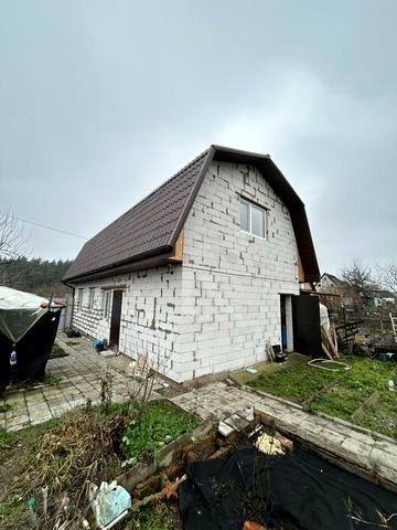 Житловий будинок з господарчими спорудами