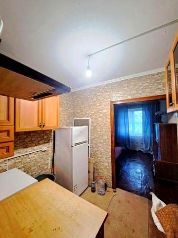 Продається квартира гостинного типу біля "Епіцентра"