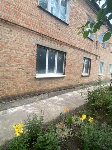 Продам двокімнатну квартиру у центрі селища. Гараж входить у вартість!