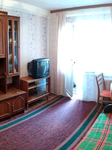 Продам 1-к біля метро Чернігівська,  Лісовий масив,  Мілютенка вул.