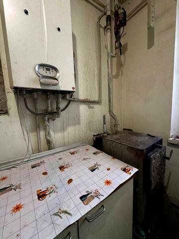 Здається будинок. Є великий двір.