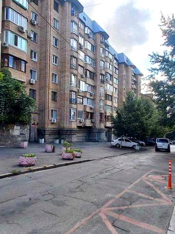 Продам 2-кімнатну квартиру на Кониського, 64-68