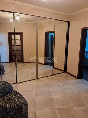 майдан Героїв Небесної Сотні пл. (Руднєва майдан), 5