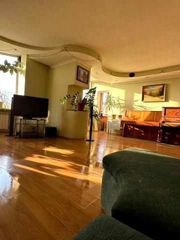 Простора 3-кімнатна двоповерхова квартира в Броварах