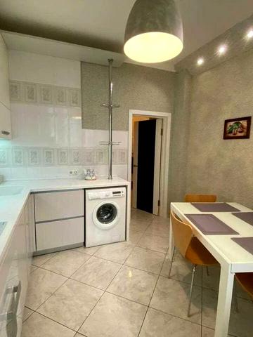 Гната Хоткевича вул. (Червоногвардійська), 8