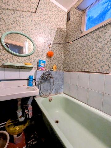 З меблями і технікою