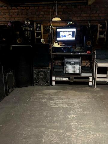 Продам участок 10 соток з будівлями центр міста