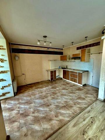 Продам трехкомнатную квартиру в кирпчном доме .Выгодная цена!