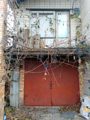 Продам дачу в районі Перевалу. Цегляний будиночок з гаражем .