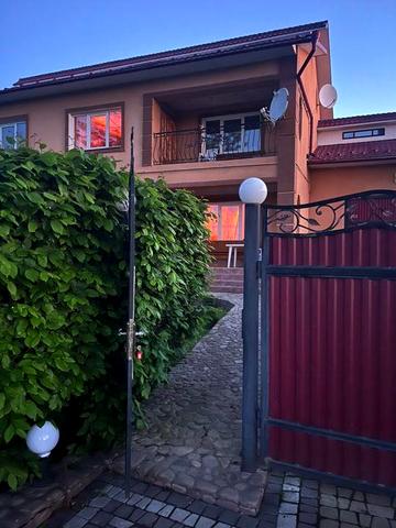 В передмісті м Косів здам довгостроково,! -продам будинок зручностями!