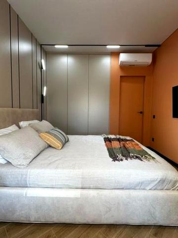 Апартаменты De Luxe в трендовых тонах возле метро