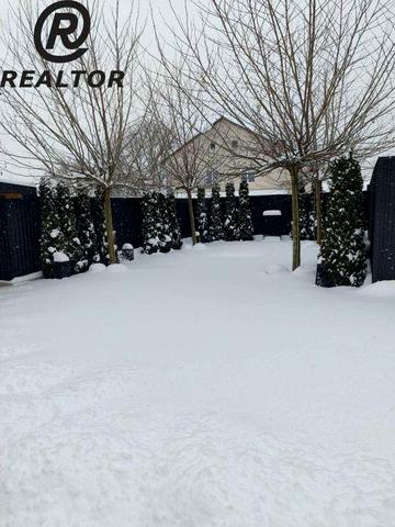 Продається 2 -кімнатна квартира . Чортків