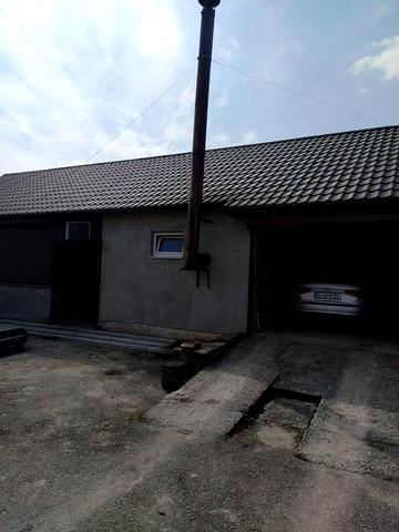 Приватний будинок із земельною ділянкою