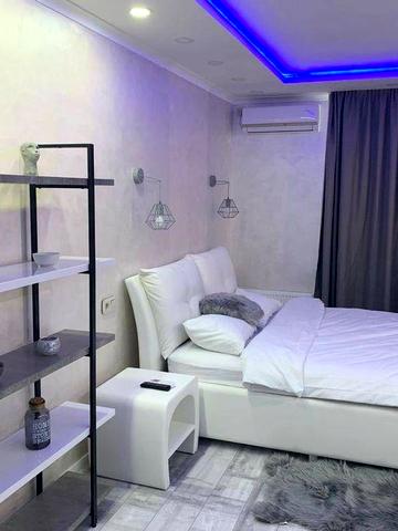 ЖК "CENTRAL PARK" студія з неоновою підсвіткою і терасою