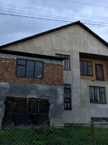 Триповерховий будинок з просторими кімнатами та гарним плануванням