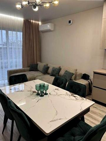 Великий двоповерховий будинок в Ужгороді