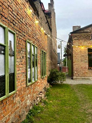 Продається частина будинку з двориком в центрі Луцька