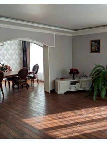 Гарний особняк,є все,гараж на дві машини.