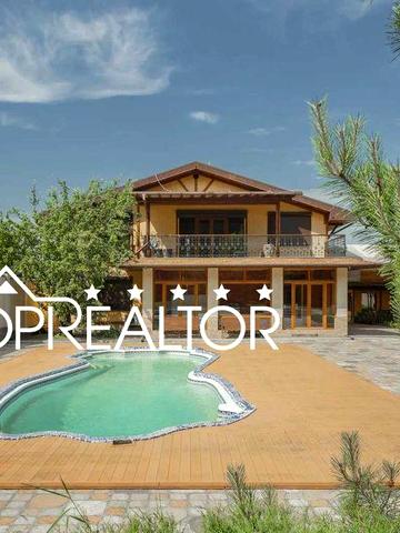 Сучасний заміський котедж із басейном у селищі Високий