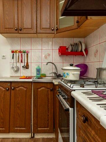 ТЕПЛО , можна потижнево і подобово  ,2-й поверх . Читай опис.