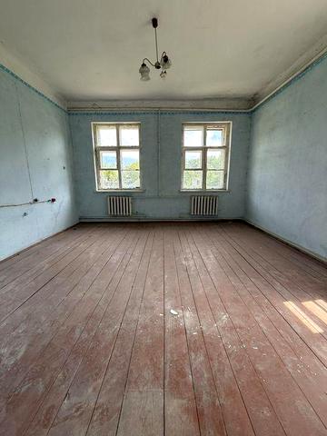 Приміщення з земельною ділянкою в с. Демидівка