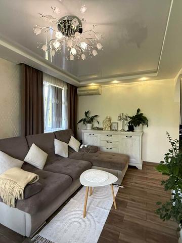 Світла вул., 3